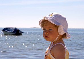 Kleinkind beim Baden